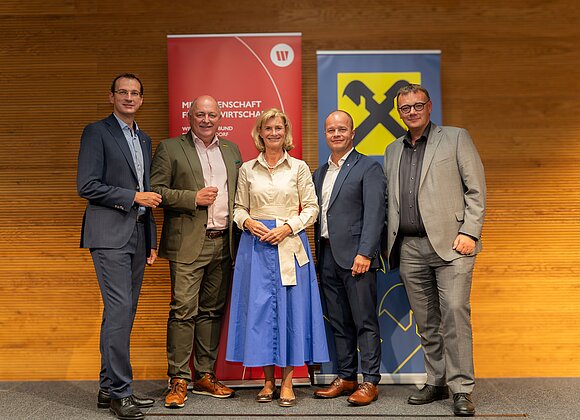 Foto (Ivana Topalovic) v.l.: design. Direktor WB OÖ Thomas Mitterhauser, CEO Andreas Klauser, LAbg. Doris Staudinger, RB-Vorstandsvorsitzender Michael Eiblwimmer, RB-Vorstand Martin Klinger